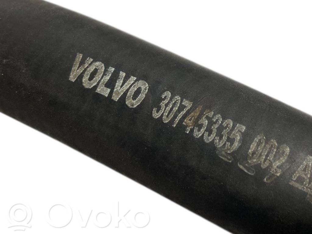 Caurulīte (-es) / šļūtene (-es)