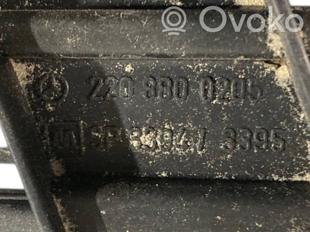 Dzinēja pārsega dekoratīvais režģis