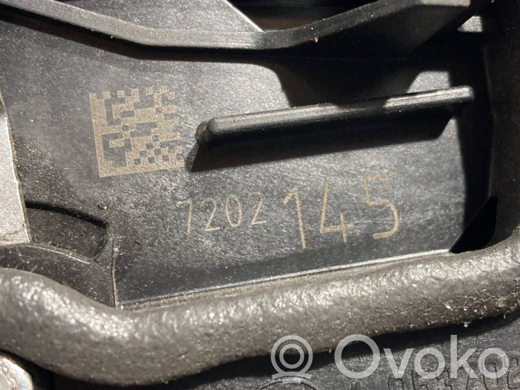 Priekšpusē slēdzene