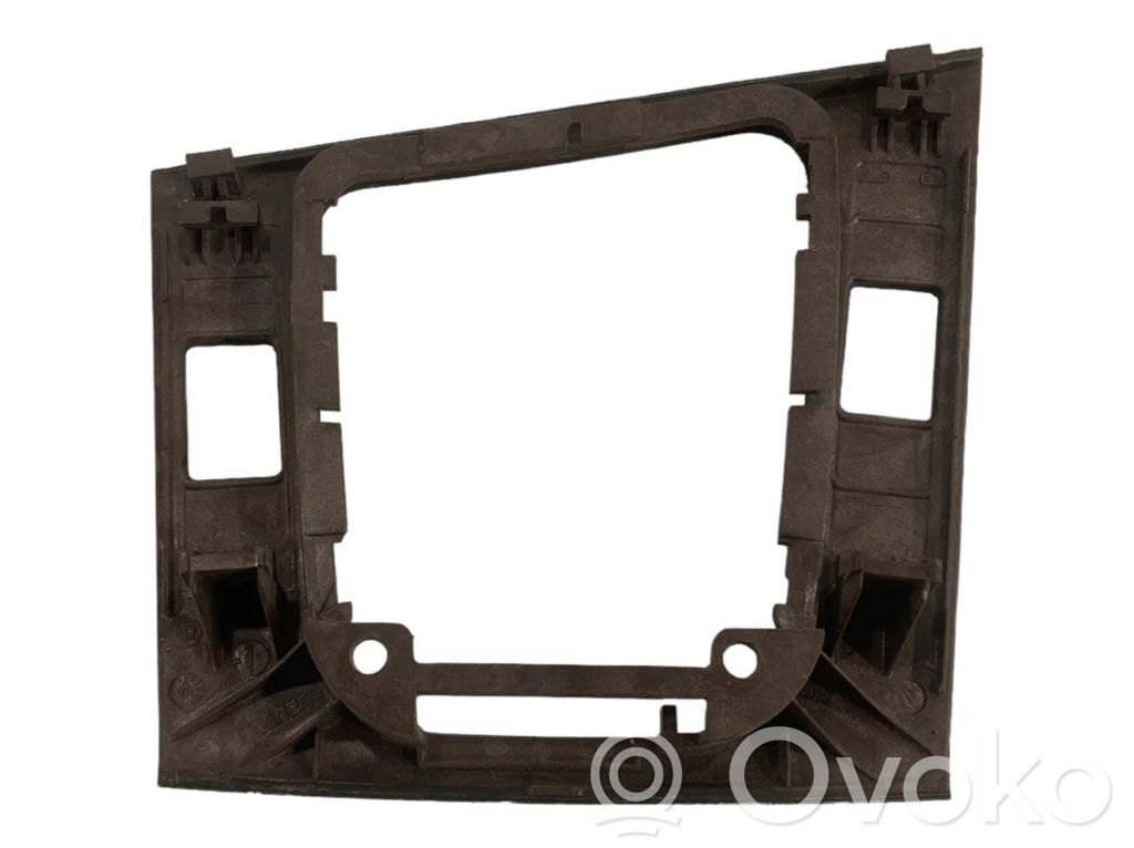 Ātrumu pārslēgšanas sviras dekoratīvā apdare (plastmasas)