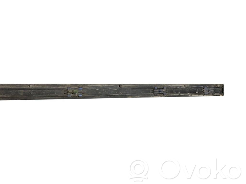 Priekšpusē durvju dekoratīvā apdare (moldings)