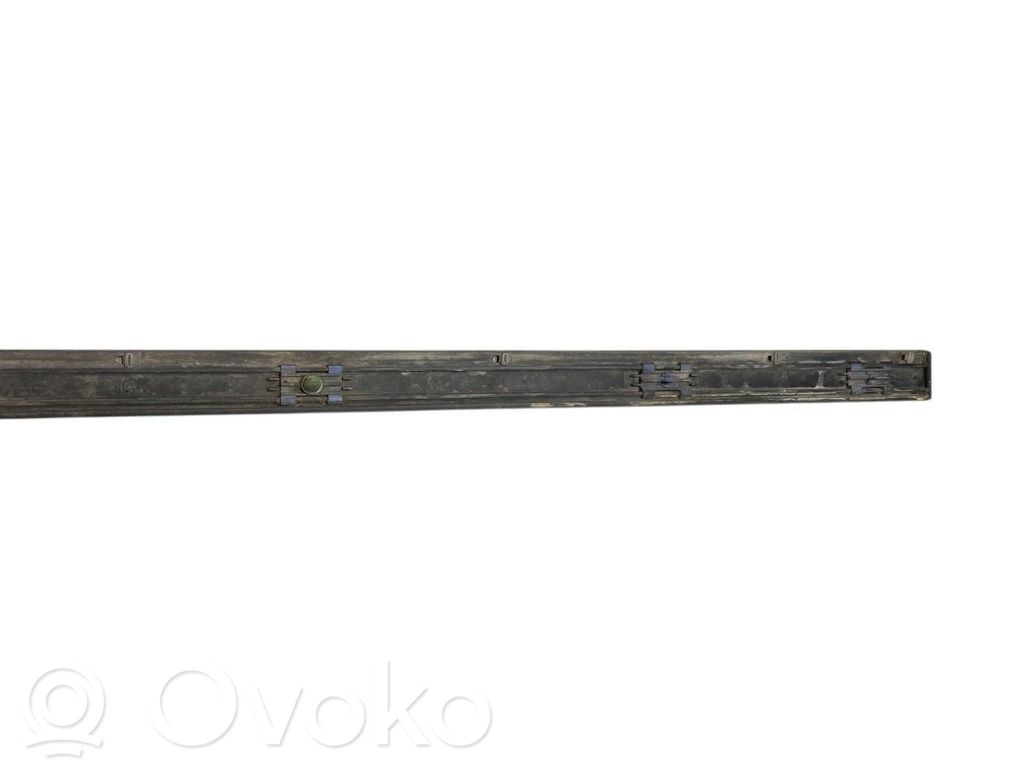 Priekšpusē durvju dekoratīvā apdare (moldings)