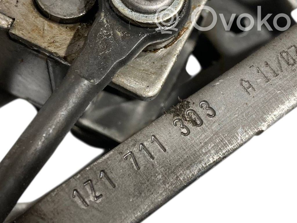 Rokas bremzes mehānisms (salonā)