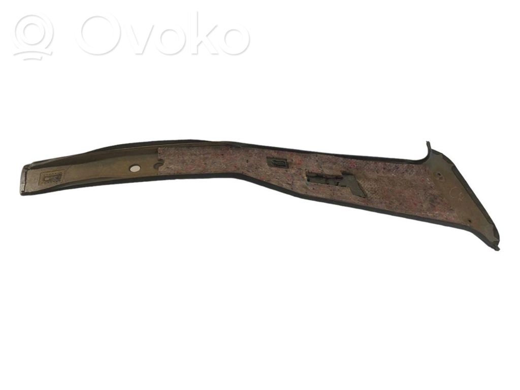 (B) декоративная отделка стойки (внизу)