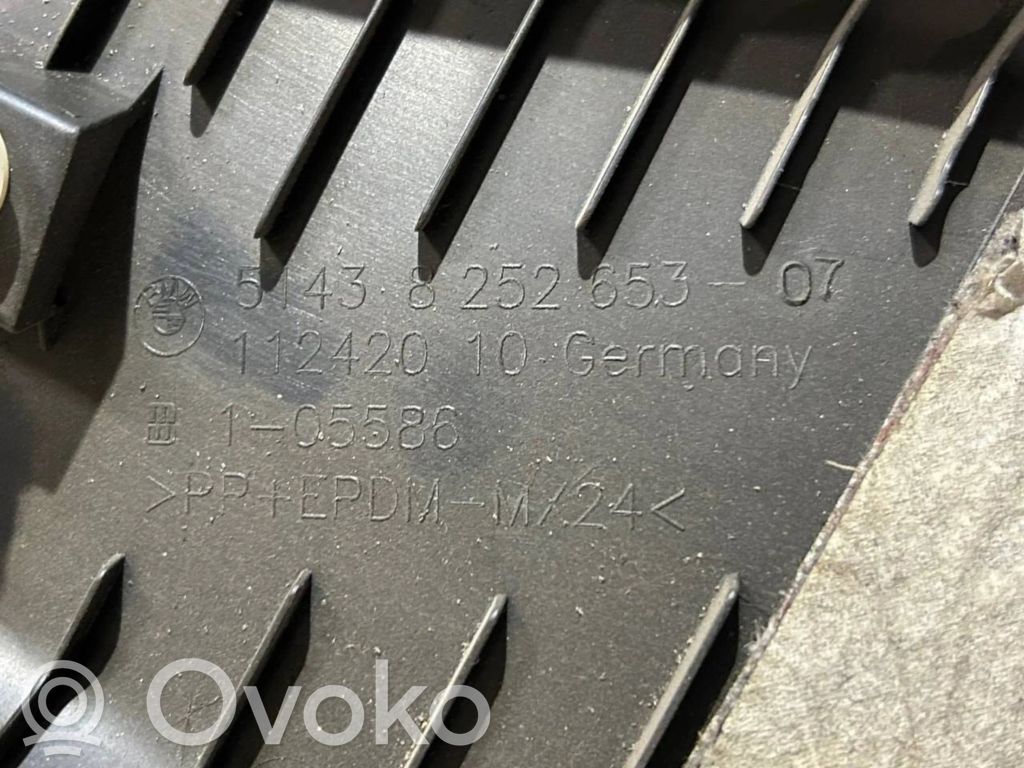 (C) statņa dekoratīvā apdare