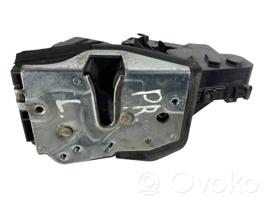 Priekšpusē slēdzene