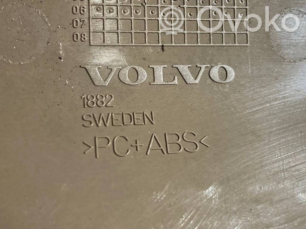 Augšējā dekoratīvā apdare (pie loga)