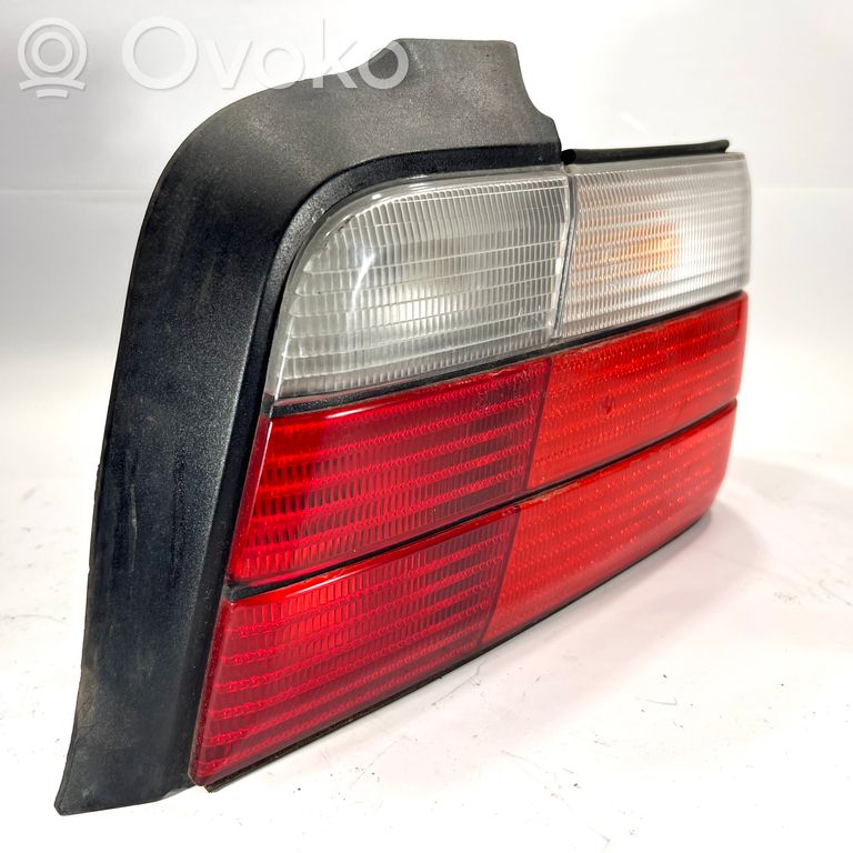 Aizmugurējais lukturis virsbūvē