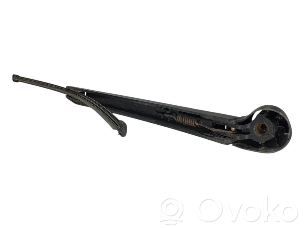 Aizmugurējā loga tīrītāja kājiņa