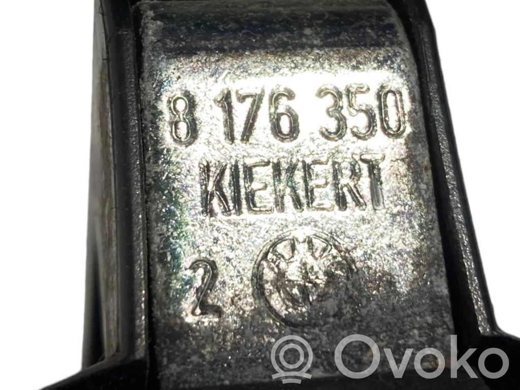 Priekšpusē slēdzenes cilpa