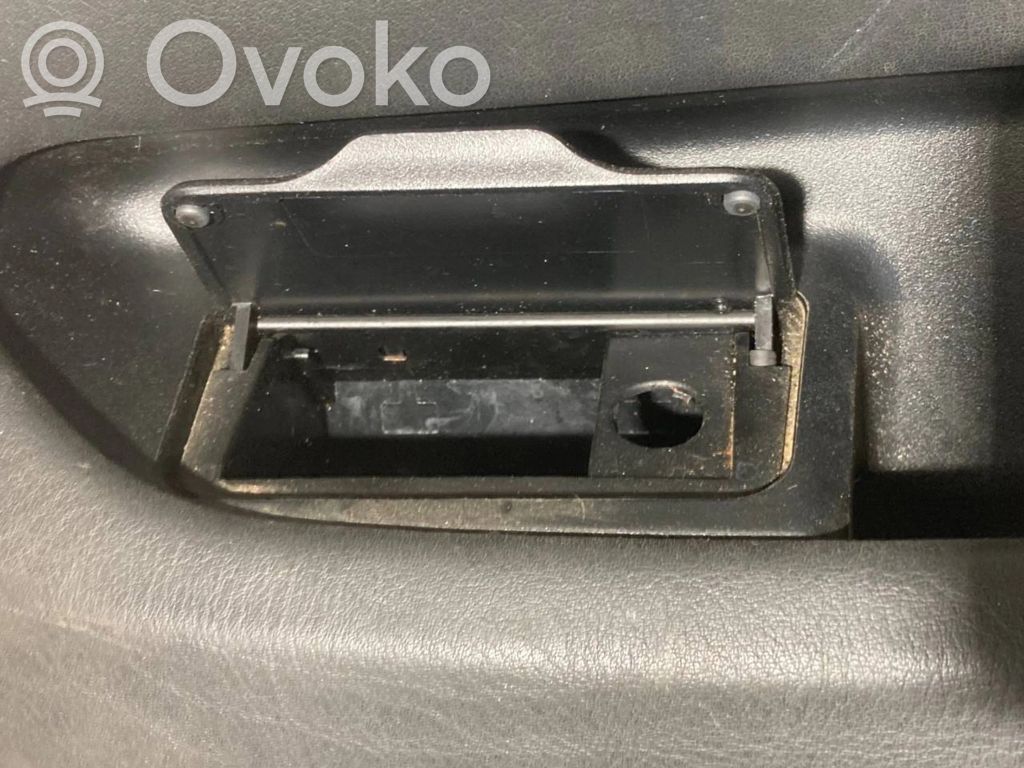 Apšuvums aizmugurējām durvīm