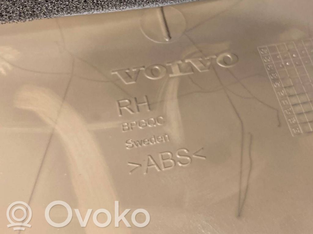 (B) statņa dekoratīvā apdare (apakšdaļa)