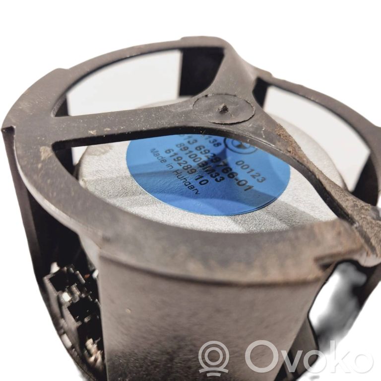 Skaļrunis (-i) aizmugurējā palodzē