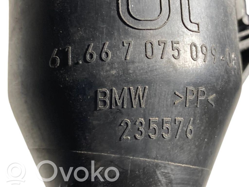 Mazgāšanas šķidruma caurulīte (-es) priekšējam logam