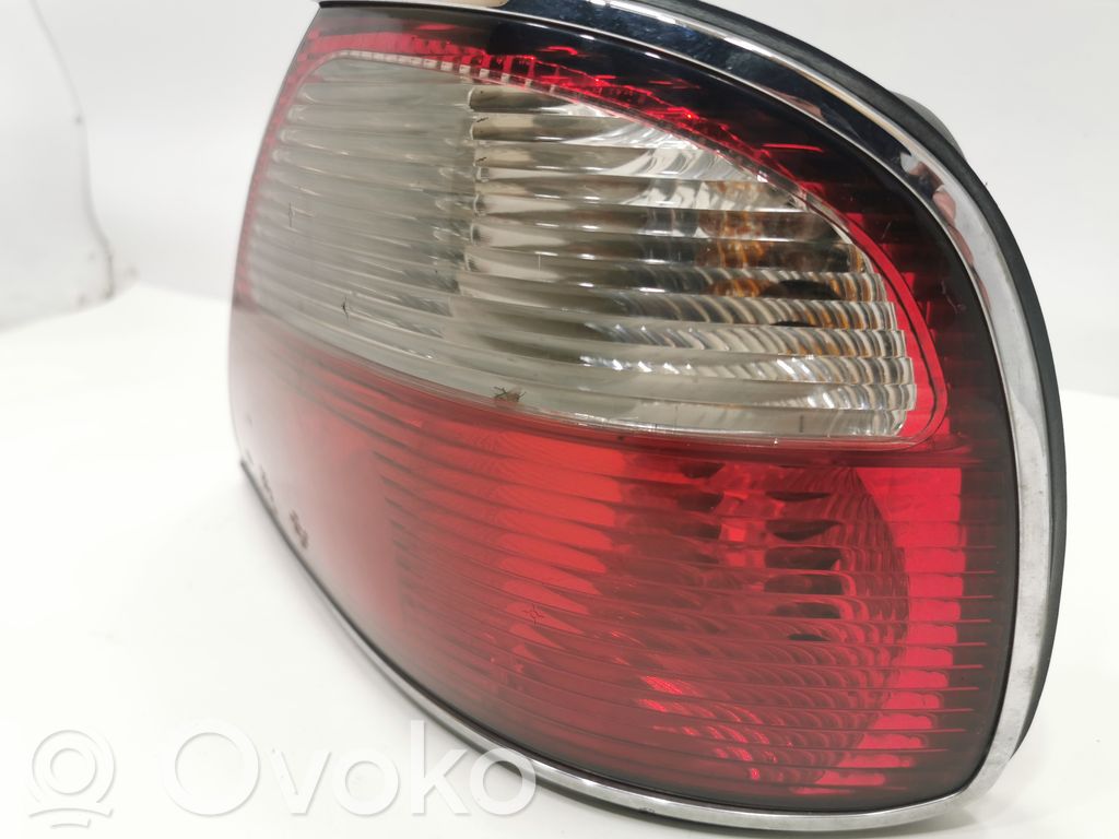 Aizmugurējais lukturis virsbūvē