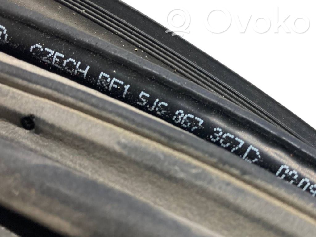 Rear trim rubber (in the body)