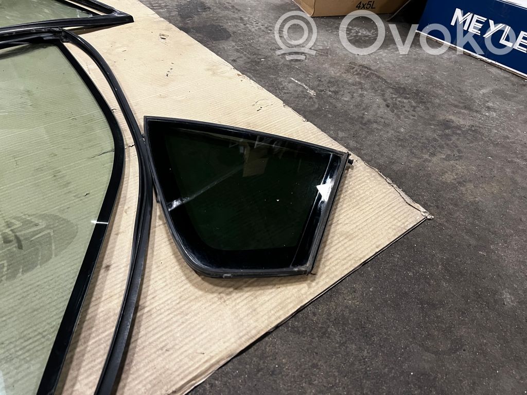 priekšējo durvju stikls (četrdurvju mašīnai)