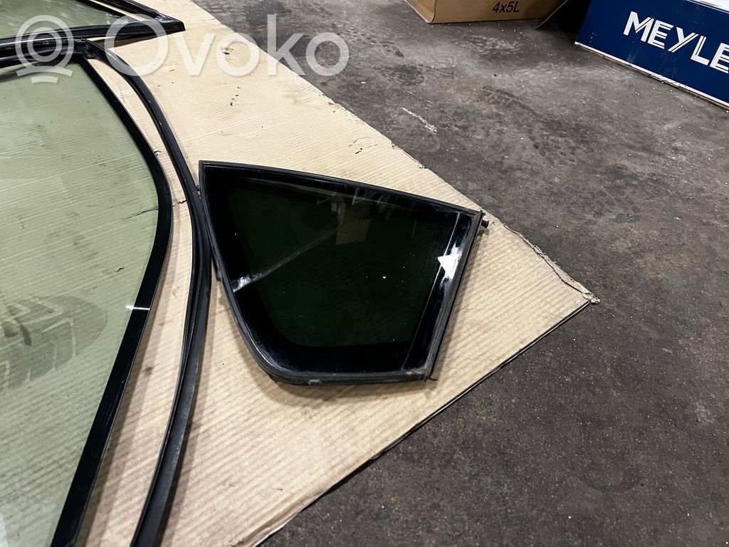 priekšējo durvju stikls (četrdurvju mašīnai)