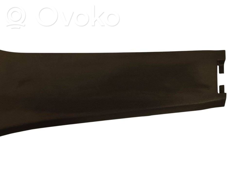 (B) statņa dekoratīvā apdare (apakšdaļa)