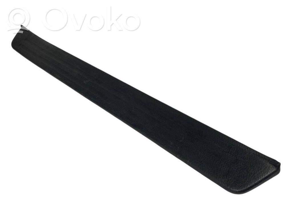 Priekšējā sliekšņa dekoratīvā apdare (iekšējā)