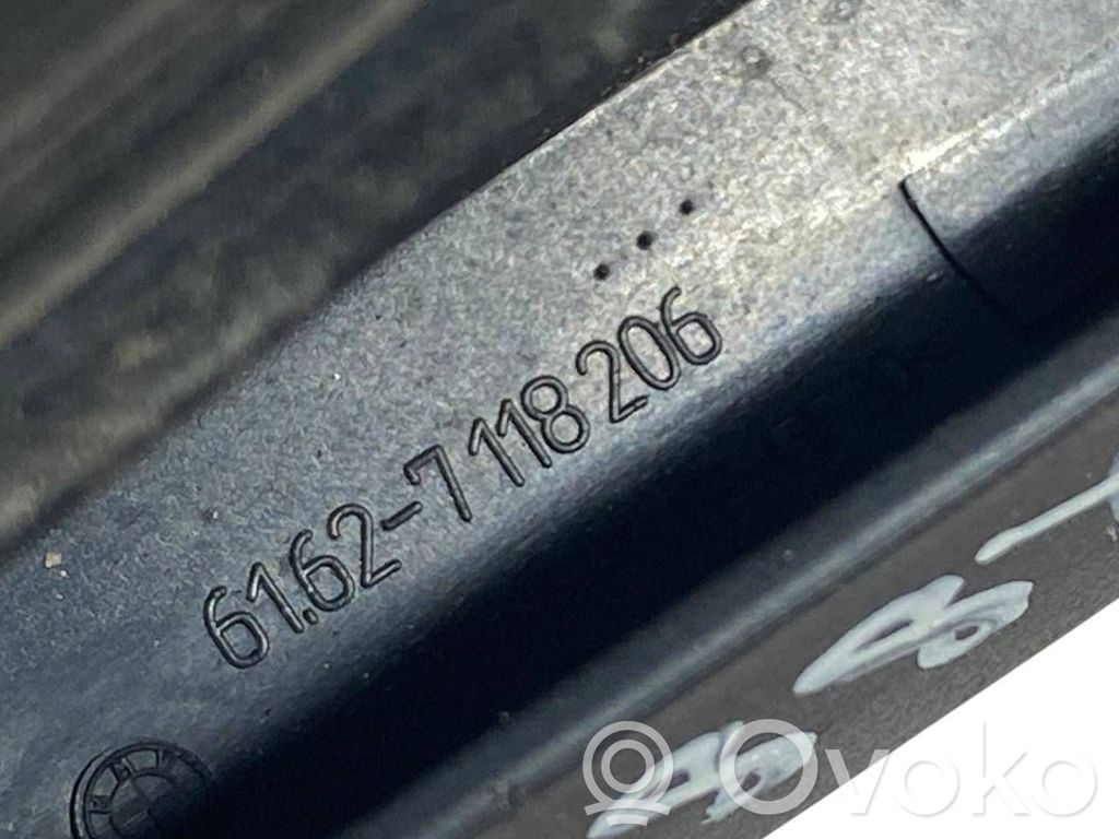 Aizmugurējā loga tīrītāja kājiņa