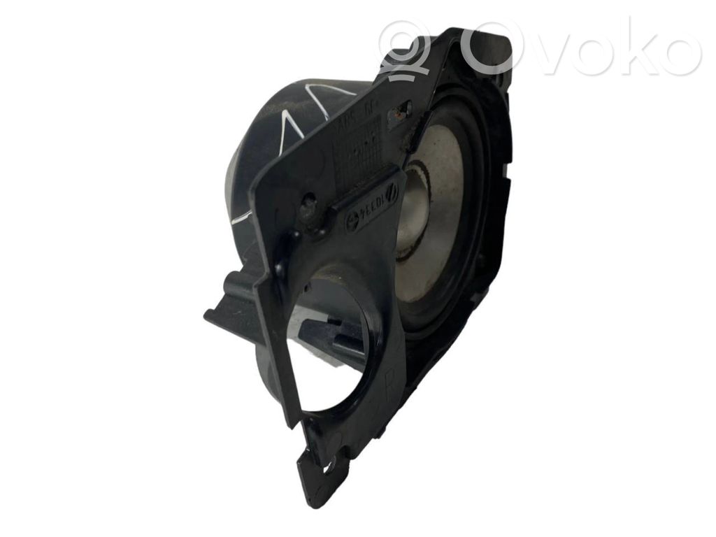 Speaker(s) in front door