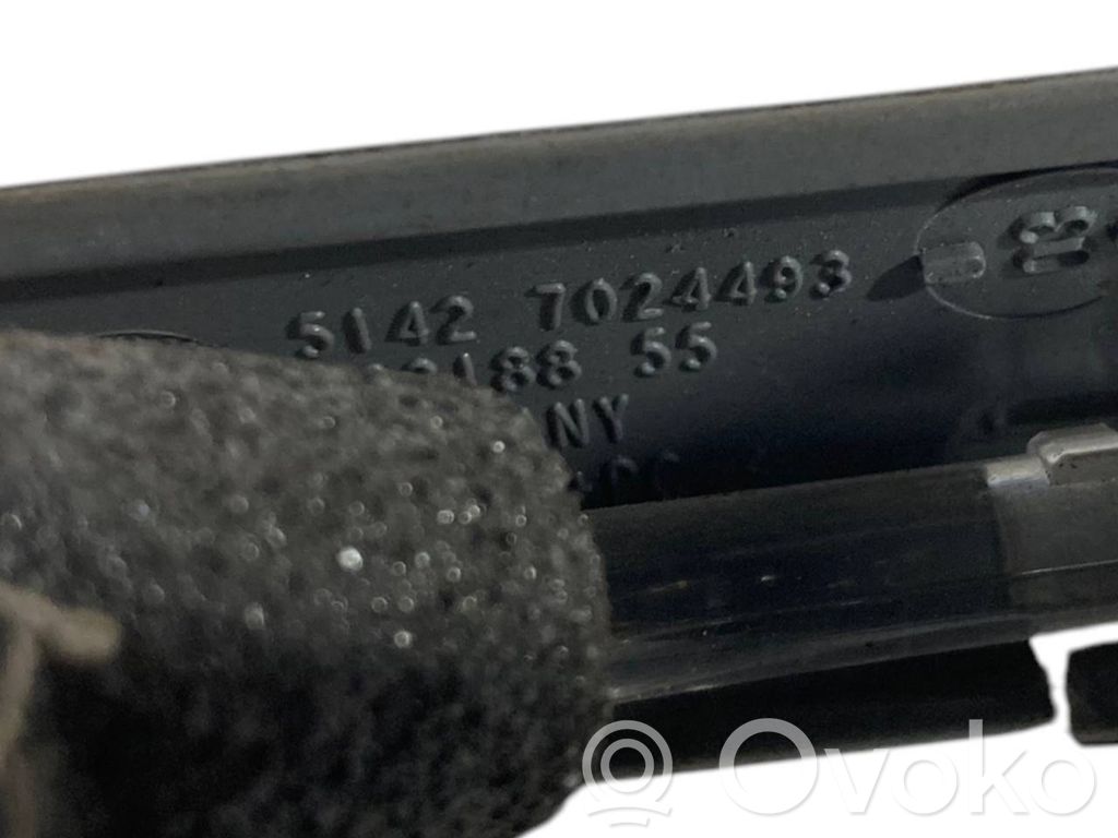 Cita veida aizmugurē durvju dekoratīvās apdares detaļas