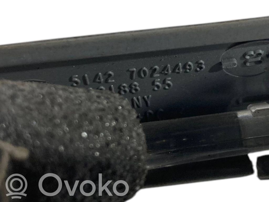 Cita veida aizmugurē durvju dekoratīvās apdares detaļas