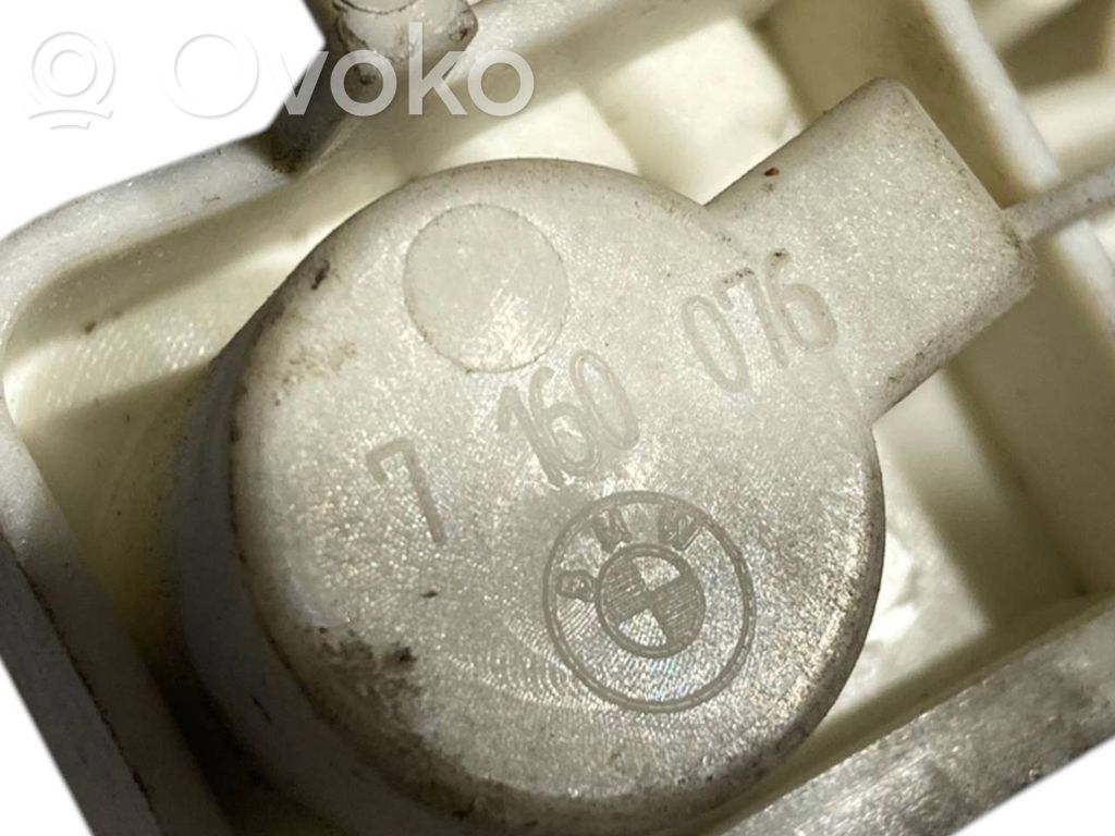 Держатель крышки заднего фонаря