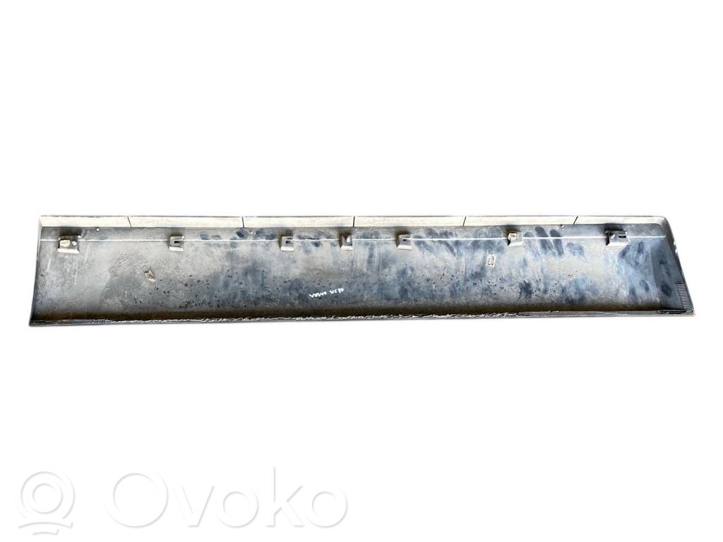 Priekšpusē durvju dekoratīvā apdare (moldings)