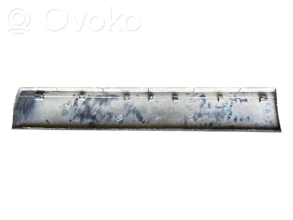 Priekšpusē durvju dekoratīvā apdare (moldings)