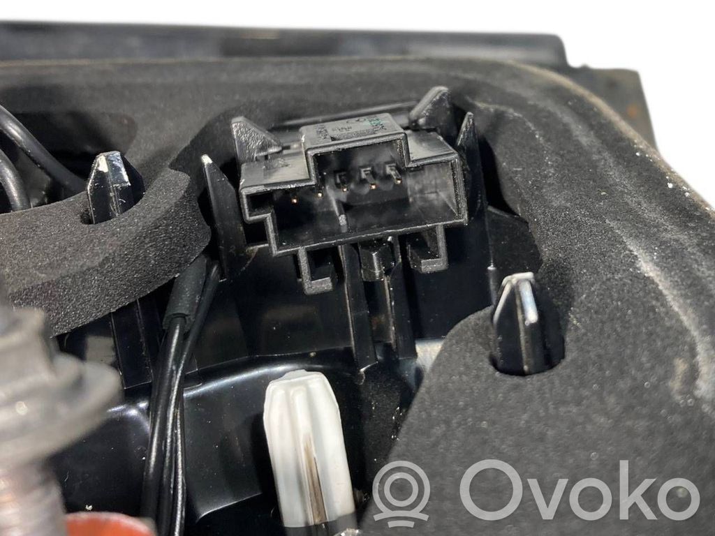 Aizmugurējais lukturis pārsegā