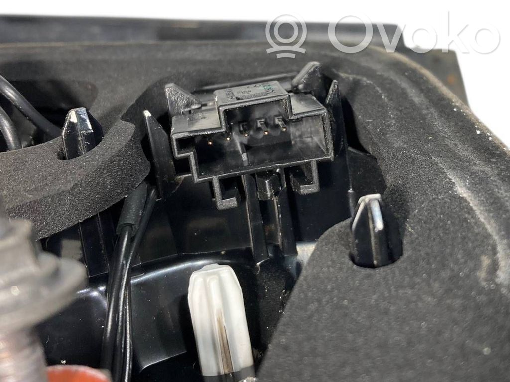 Aizmugurējais lukturis pārsegā