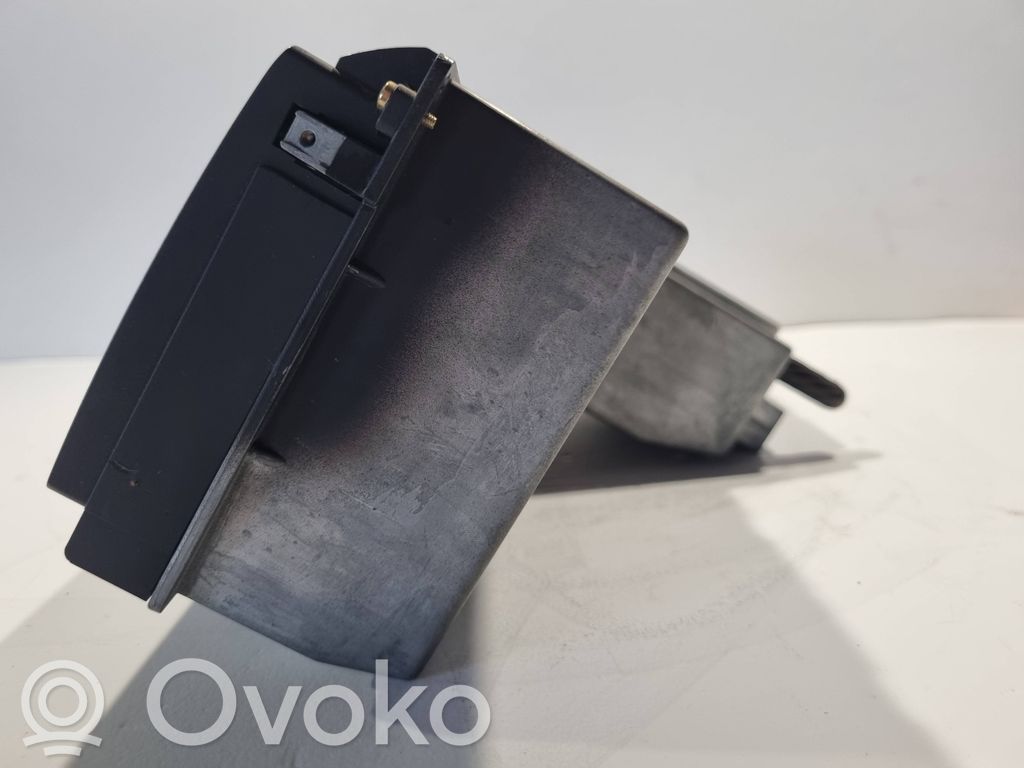 Radio / CD/DVD atskaņotājs / navigācija