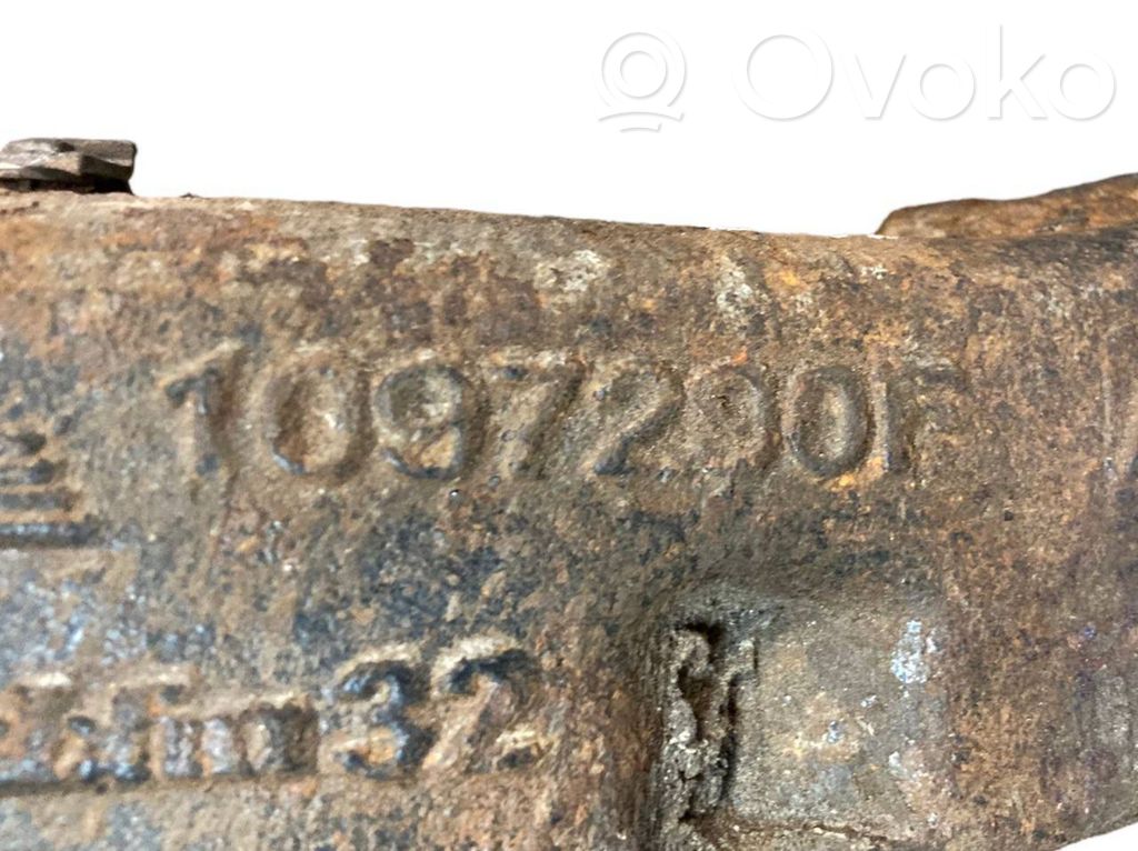 Aizmugurē riteņa rumbas vārpstas šarnīrs (stupica, capfa)