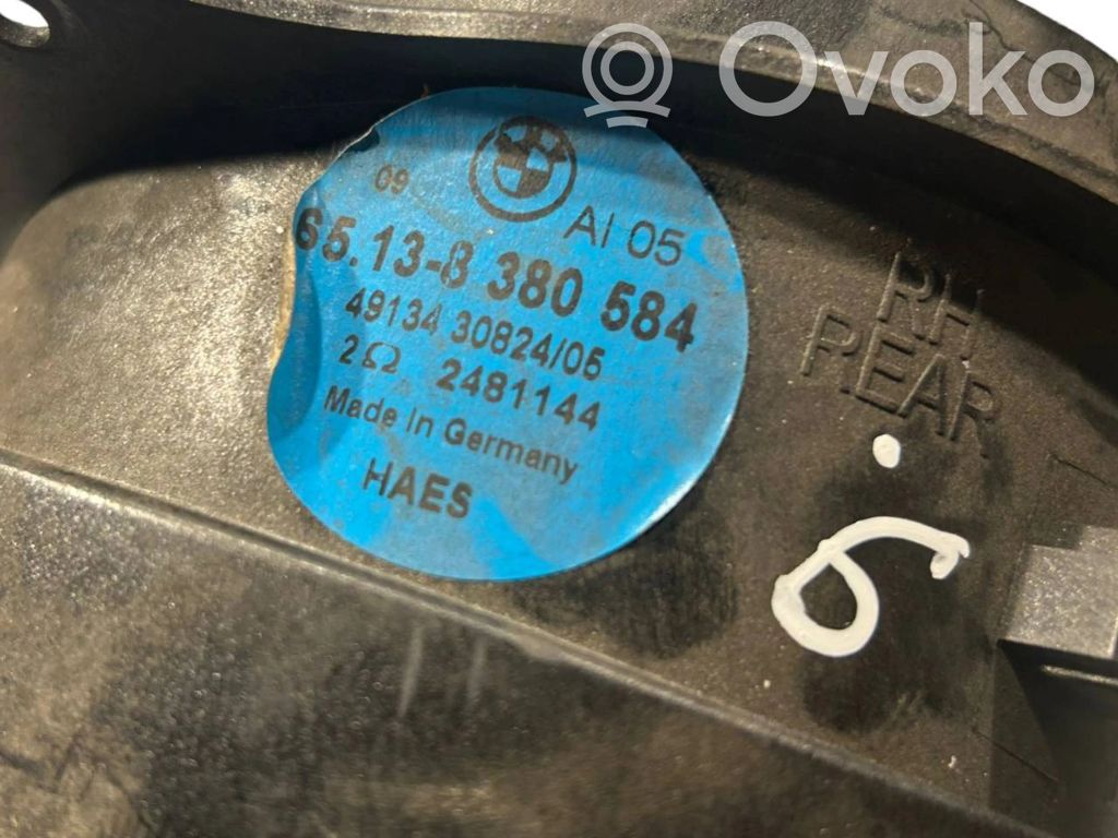 Skaļrunis (-i) pakaļējās durvīs