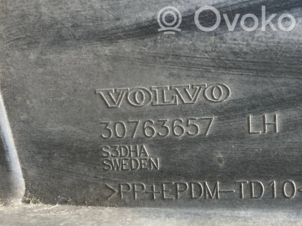 Priekšpusē durvju dekoratīvā apdare (moldings)