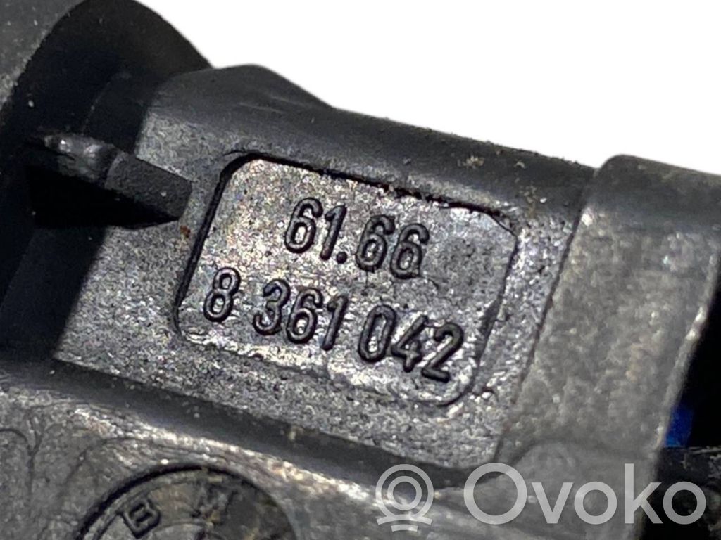 Mazgāšanas šķidruma smidzinātājs (-i) priekšējam logam