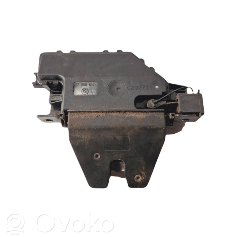 Aizmugurējā pārsega slēdzene