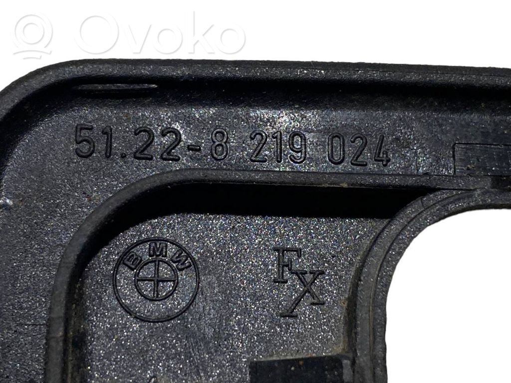 Cita veida aizmugurē durvju dekoratīvās apdares detaļas