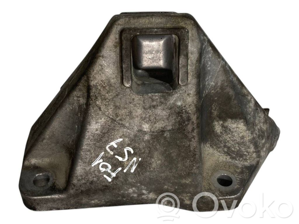 Engine mounting bracket