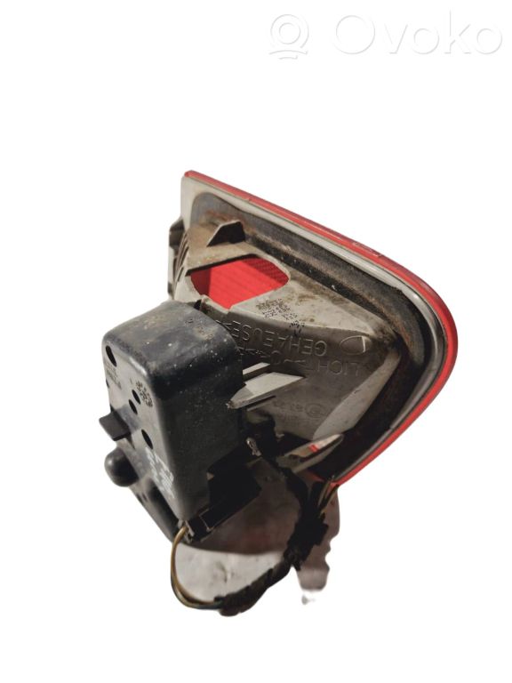 Задний фонарь на капоте