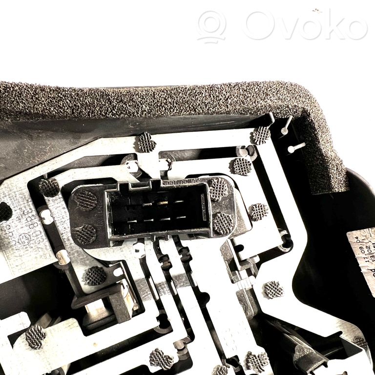 Держатель крышки заднего фонаря