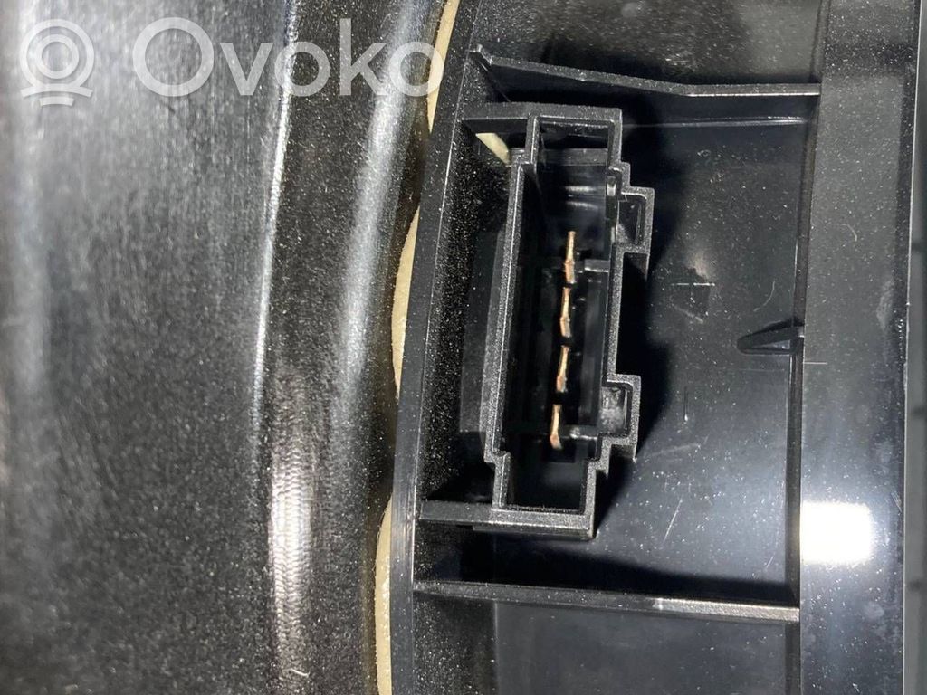 Aizmugurē elektriskais loga pacelšanas mehānisms bez motoriņa