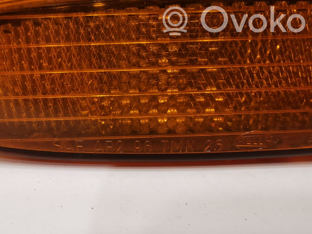 Priekšpusē atstarotājs