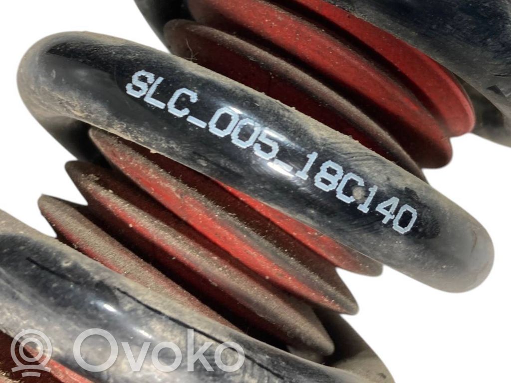 Priekšpusē amortizators ar atsperi