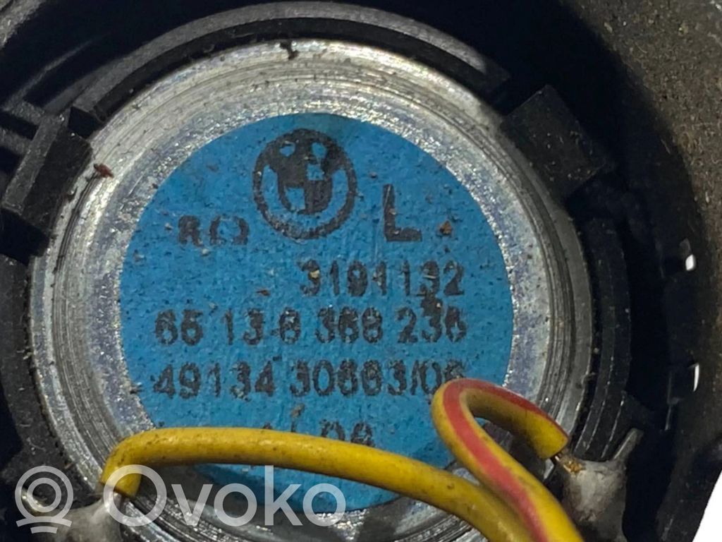 Augsto frekvenču skaļrunis (-i) priekšējās durvīs