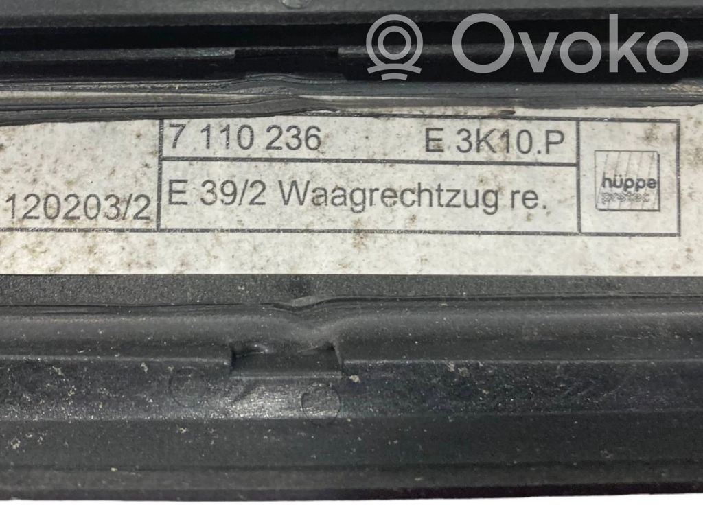 Aizmugurē logu aizkars