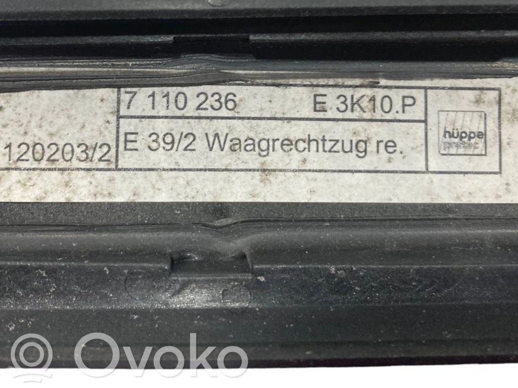 Aizmugurē logu aizkars