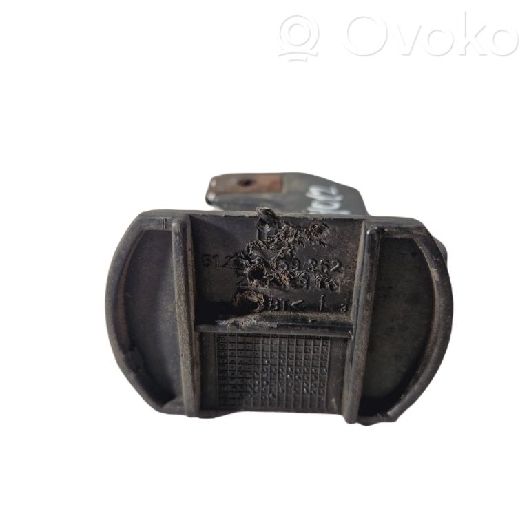 Priekšpusē bampera turētājs